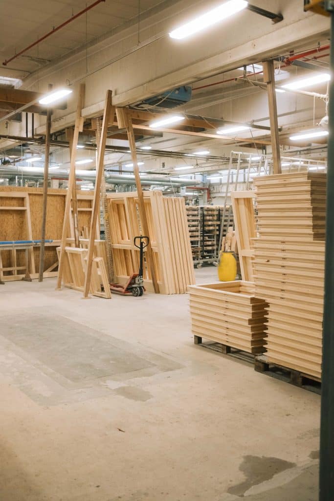 Ein Blick in einer der Lagerhallen von Müller Holz Fensterbau. Hier liegen viele der Fensterrahmen Transportbereit.