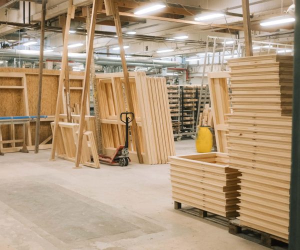 Ein Blick in einer der Lagerhallen von Müller Holz Fensterbau. Hier liegen viele der Fensterrahmen Transportbereit.